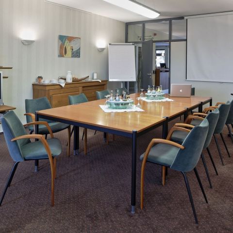 kleiner-tagungsraum-beamer-flipchart-hotel-moritz-elbe.jpg