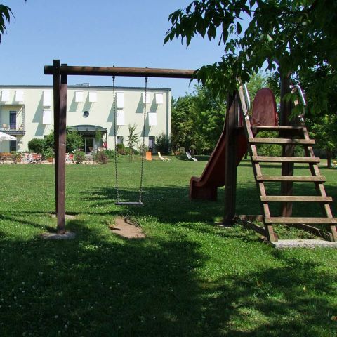 Hotel-Moritz-Aussenanlage-Spielplatz.jpg