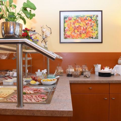 fruehstuecksbereich-wurst-kaese-muesli-obst-hotel-moritz-elbe.jpg