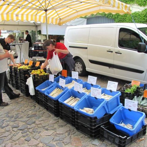 Regionalmarkt-Innenhof-Gemuesestand.jpg